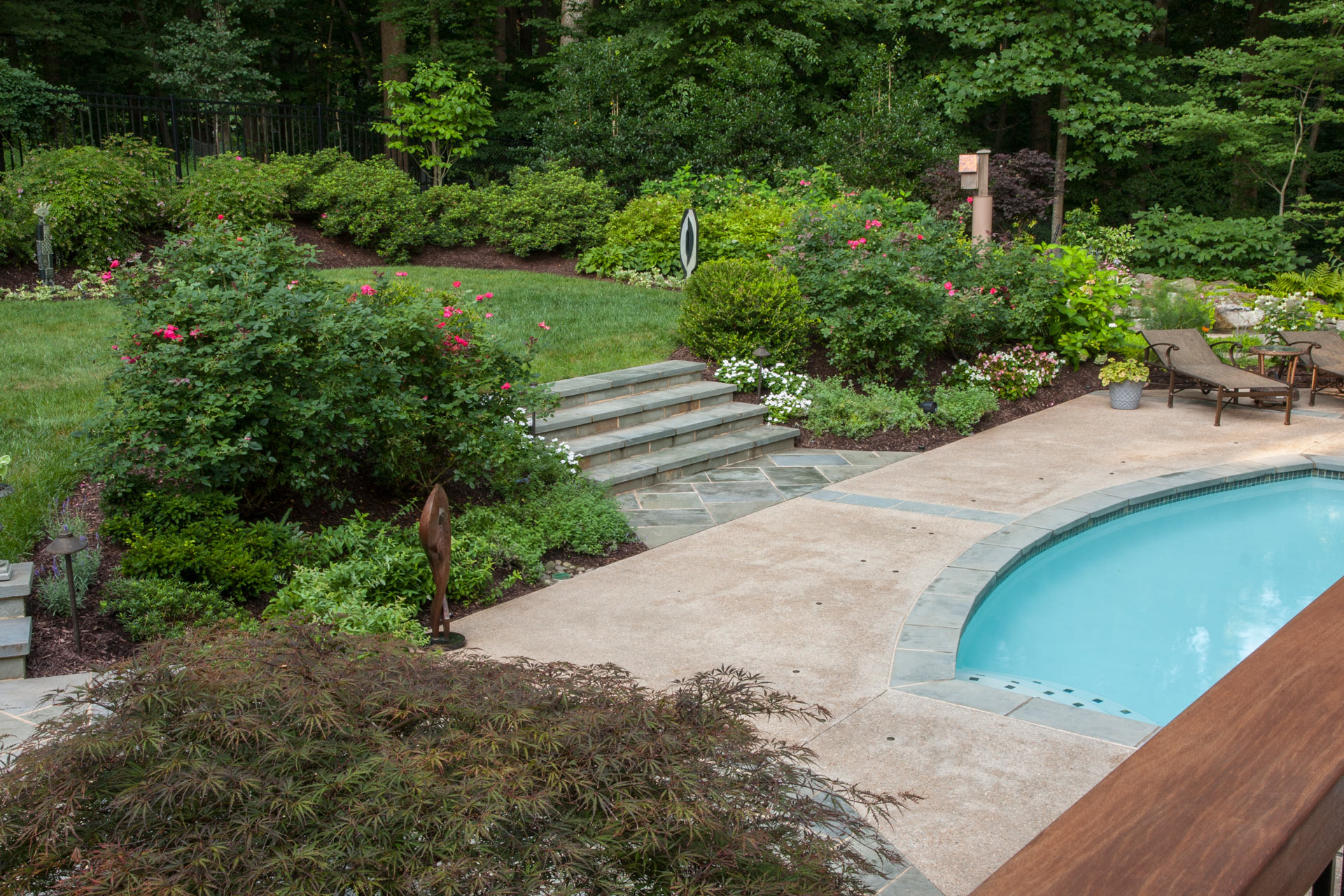 Curved swimming pool